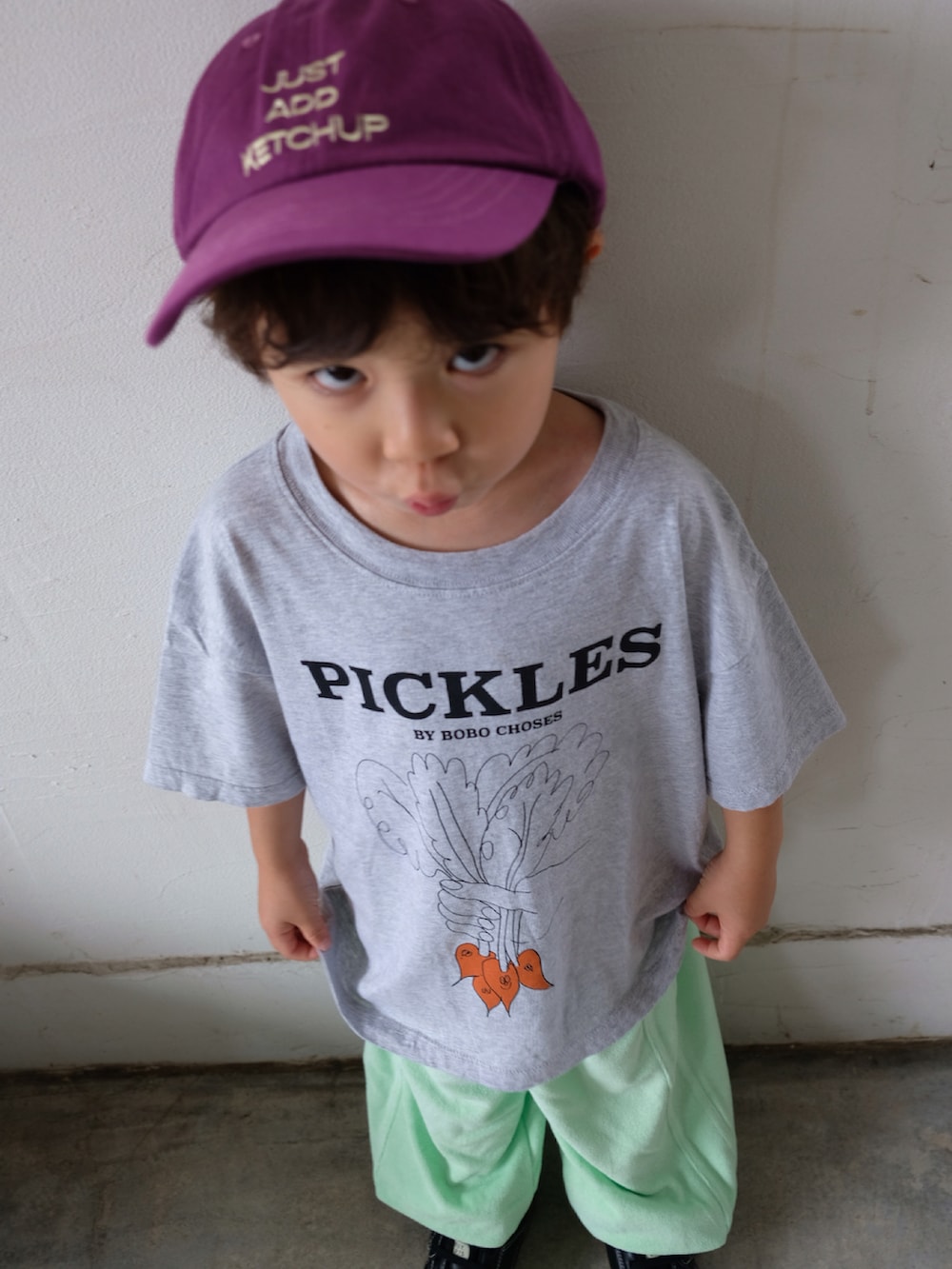 グレー系のTシャツ/カットソー、グリーン系のパンツ、ブラック系のスニーカーを着用したキッズの夏コーディネートの2枚目の写真