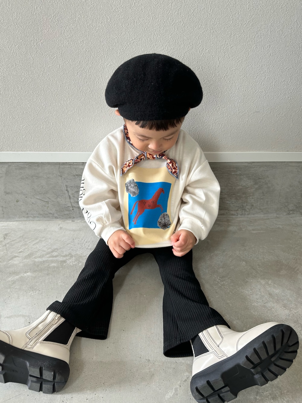 ホワイト系のスウェット、その他のTシャツ/カットソー、ホワイト系のブーツを着用したキッズの春コーディネートの3枚目の写真