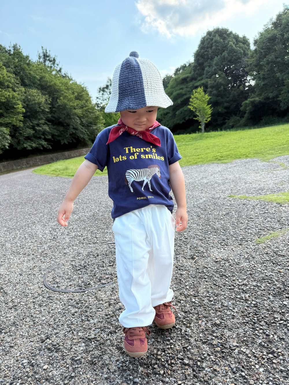 ホワイト系のパンツ、ブラウン系のスニーカー、その他のハットを着用したキッズの春コーディネートの3枚目の写真