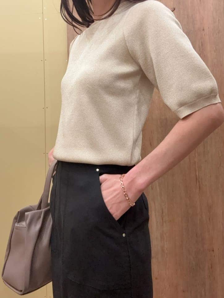 ベージュ系のパンプス、ブラウン系のトートバッグ、ブラック系のシャツ/ブラウスを着用したレディースの春コーディネートの10枚目の写真