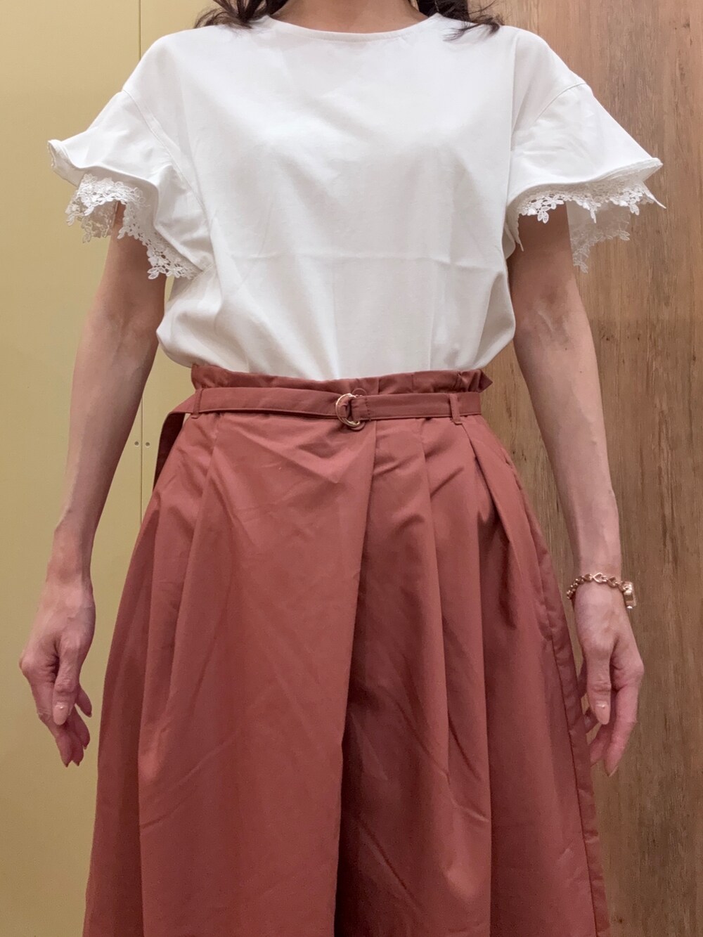 ベージュ系のその他シューズ、レッド系のその他パンツ、ホワイト系のTシャツ/カットソーを着用したレディースの春コーディネートの4枚目の写真