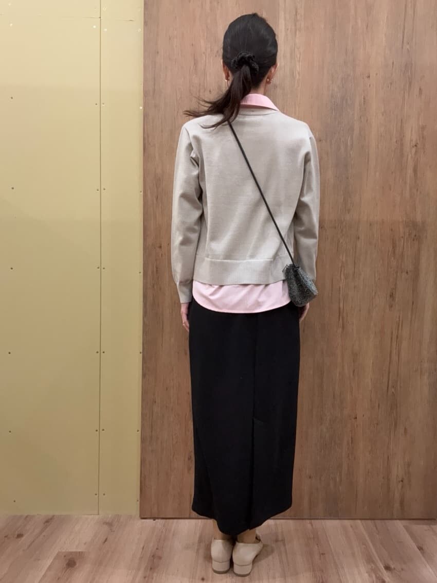 ベージュ系のパンプス、ブラック系のスカート、グレー系のその他パンツを着用したレディースの冬コーディネートの4枚目の写真