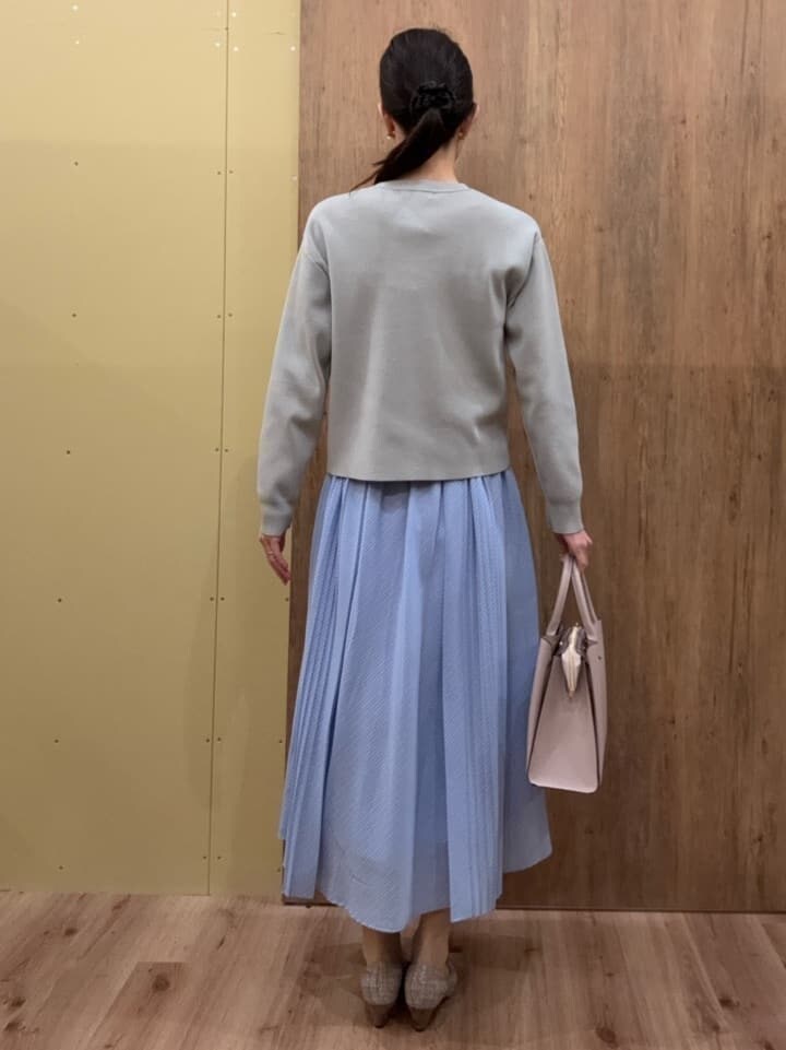 ブラウン系のパンプス、ピンク系のトートバッグ、グレー系のカーディガン/ボレロを着用したレディースの冬コーディネートの3枚目の写真
