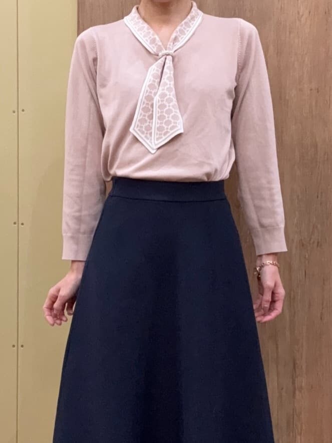 ブラウン系のパンプス、ブルー系のスカート、ピンク系のニット/セーターを着用したレディースの春コーディネートの4枚目の写真