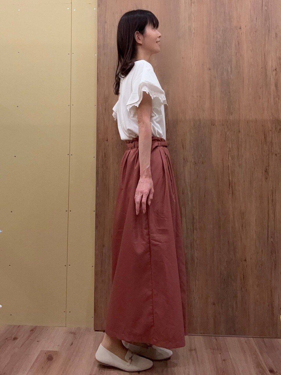 ベージュ系のその他シューズ、レッド系のその他パンツ、ホワイト系のTシャツ/カットソーを着用したレディースの春コーディネートの2枚目の写真