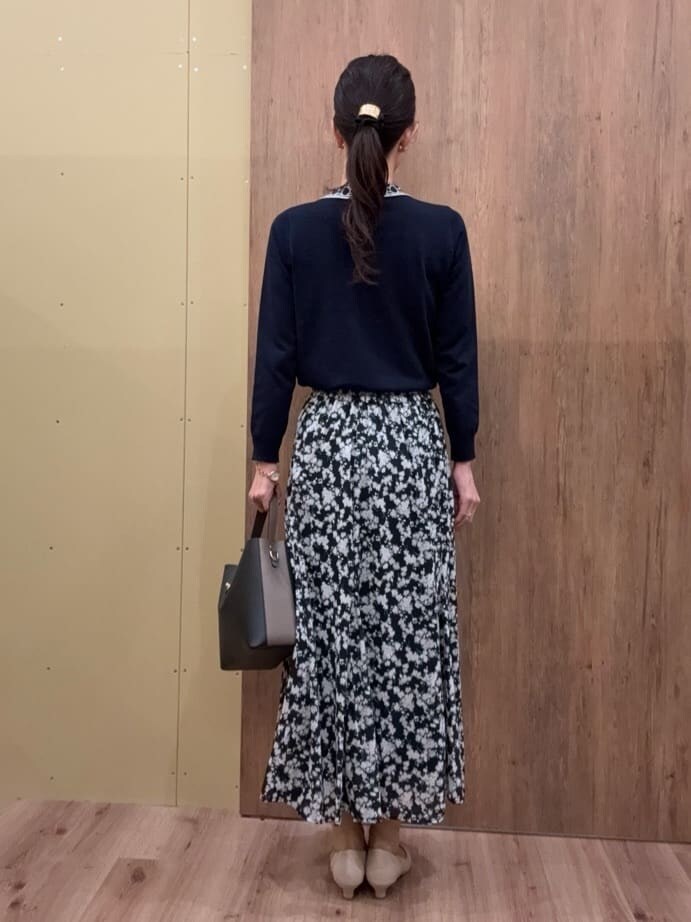 ブラック系のその他パンツ、ブラック系のハンドバッグ、ブルー系のスカートを着用したレディースの春コーディネートの3枚目の写真
