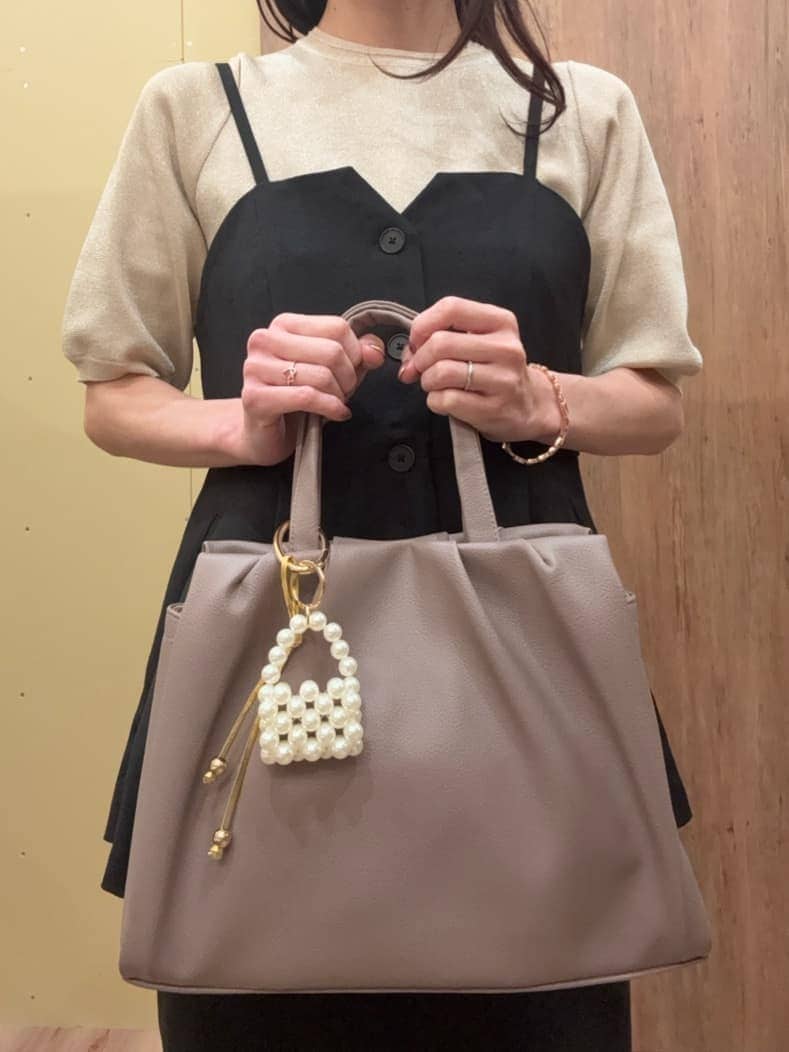 ベージュ系のパンプス、ブラウン系のトートバッグ、ブラック系のシャツ/ブラウスを着用したレディースの春コーディネートの6枚目の写真