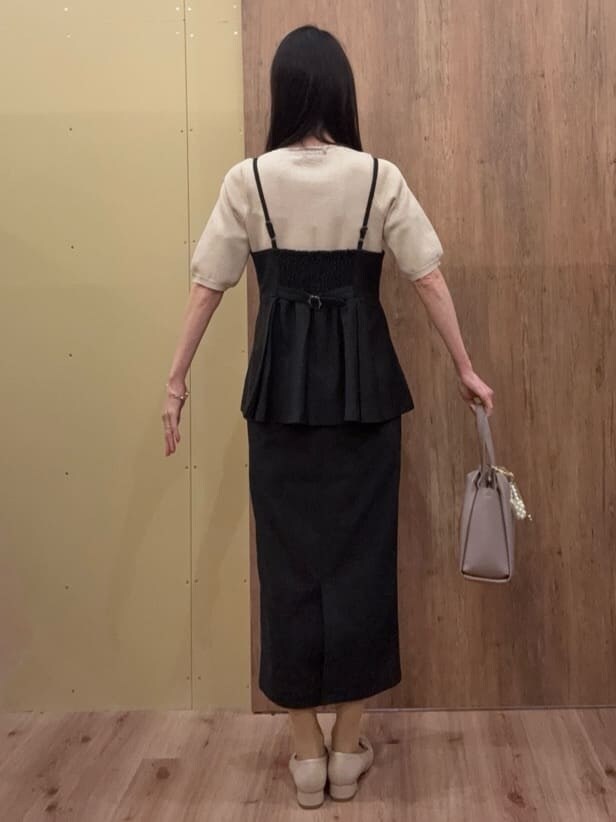 ベージュ系のパンプス、ブラウン系のトートバッグ、ブラック系のシャツ/ブラウスを着用したレディースの春コーディネートの3枚目の写真