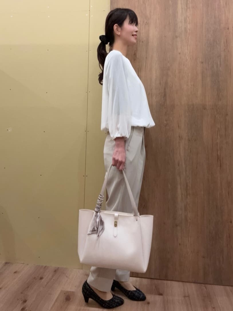 ブラック系のパンプス、ベージュ系のその他パンツ、ホワイト系のシャツ/ブラウスを着用したレディースの春コーディネートの2枚目の写真