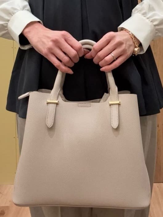 ブラック系のパンプス、グレー系のその他パンツ、ブルー系のシャツ/ブラウスを着用したレディースの冬コーディネートの5枚目の写真