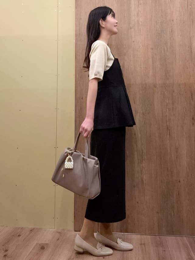 ベージュ系のパンプス、ブラウン系のトートバッグ、ブラック系のシャツ/ブラウスを着用したレディースの春コーディネートの2枚目の写真