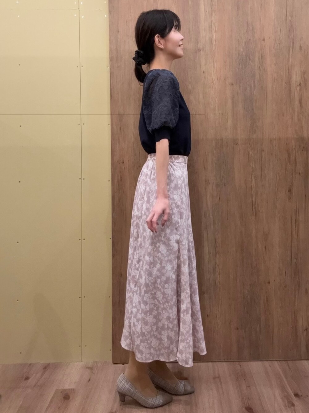 ブラウン系のパンプス、ピンク系のスカート、ブルー系のニット/セーターを着用したレディースの春コーディネートの2枚目の写真