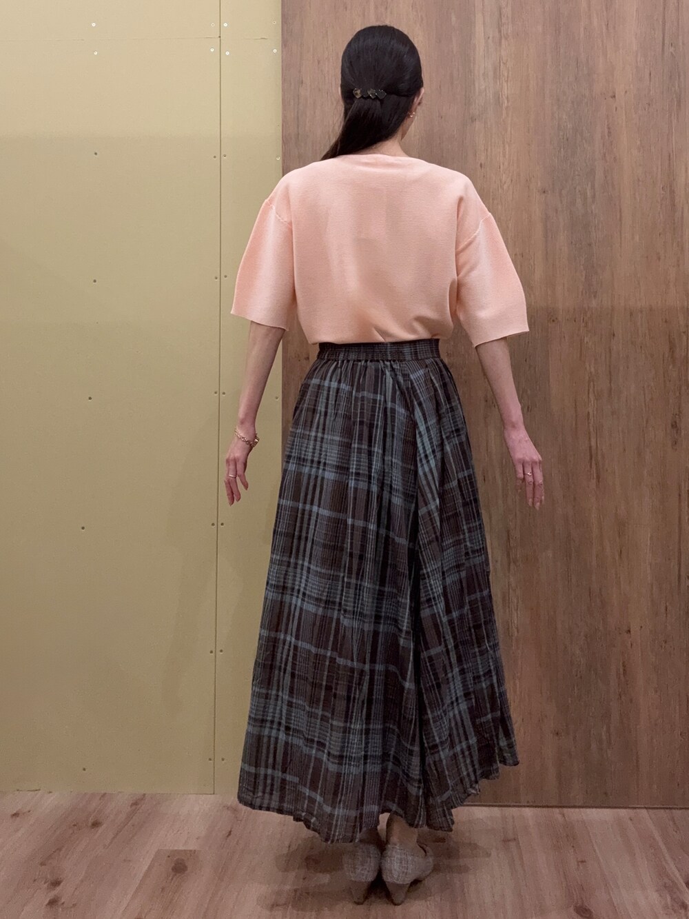 ブラウン系のパンプス、ブラウン系のスカート、ピンク系のニット/セーターを着用したレディースの春コーディネートの3枚目の写真