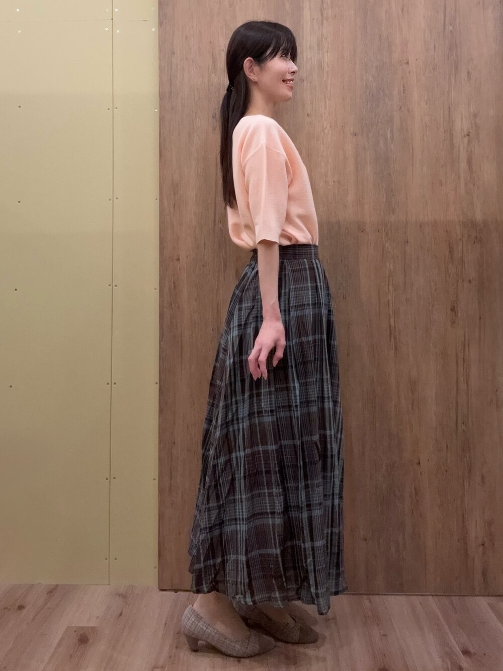 ブラウン系のパンプス、ブラウン系のスカート、ピンク系のニット/セーターを着用したレディースの春コーディネートの2枚目の写真