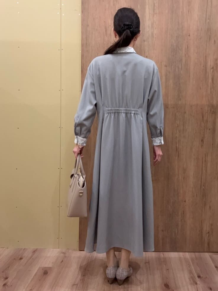 ブラウン系のパンプス、グレー系のその他パンツ、ベージュ系のトートバッグを着用したレディースの冬コーディネートの8枚目の写真