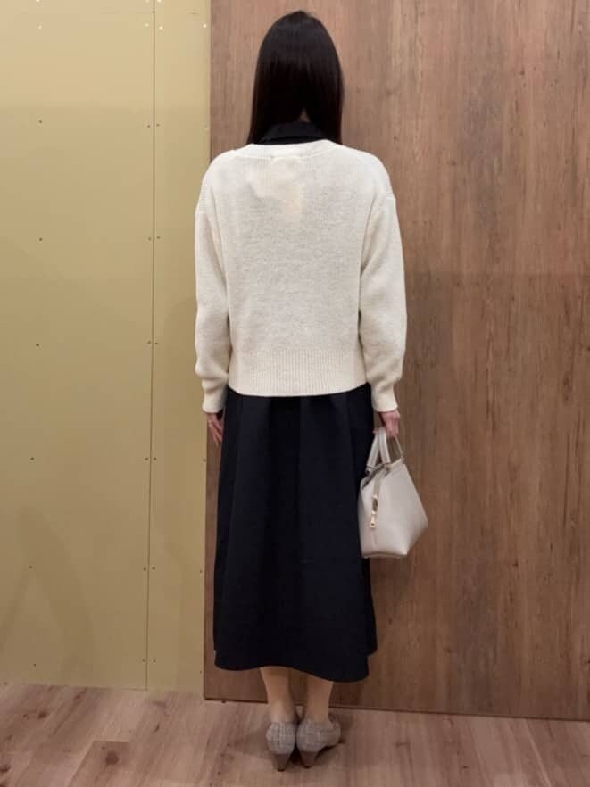 ブラウン系のパンプス、グレー系のハンドバッグ、ブルー系のワンピースを着用したレディースの冬コーディネートの3枚目の写真