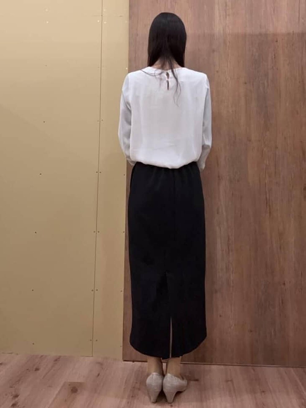 ベージュ系のパンプス、ホワイト系のシャツ/ブラウス、ブラック系のスカートを着用したレディースの春コーディネートの3枚目の写真