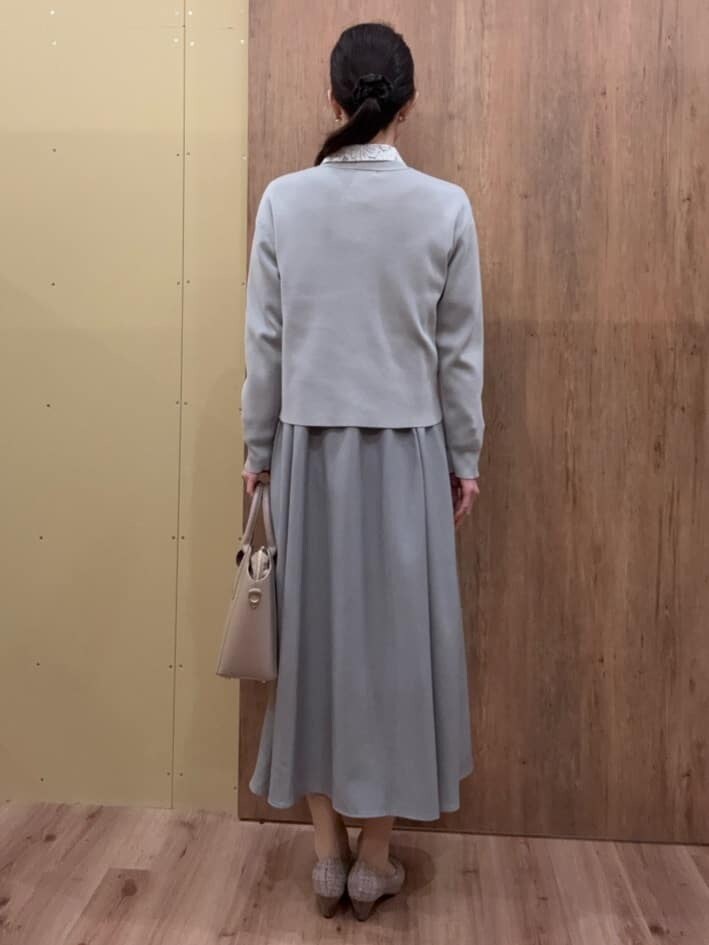 ブラウン系のパンプス、グレー系のその他パンツ、ベージュ系のトートバッグを着用したレディースの冬コーディネートの3枚目の写真