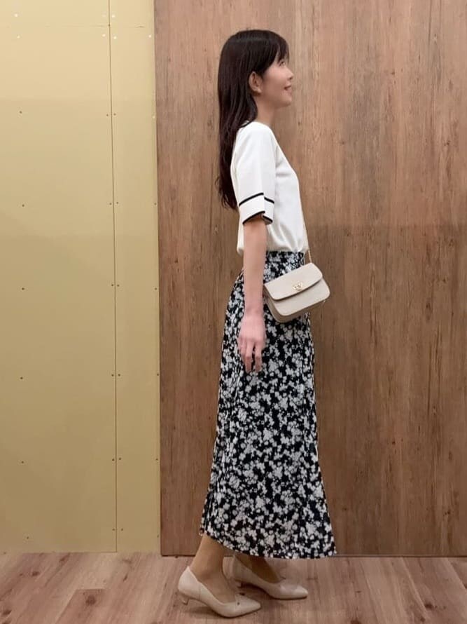 ホワイト系のニット/セーター、ホワイト系のニット/セーター、ブルー系のワンピースを着用したレディースの春コーディネートの2枚目の写真