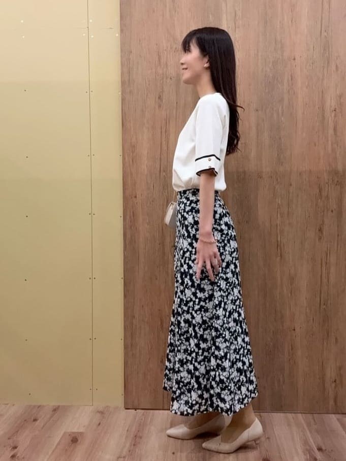 ホワイト系のニット/セーター、ホワイト系のニット/セーター、ブルー系のワンピースを着用したレディースの春コーディネートの3枚目の写真