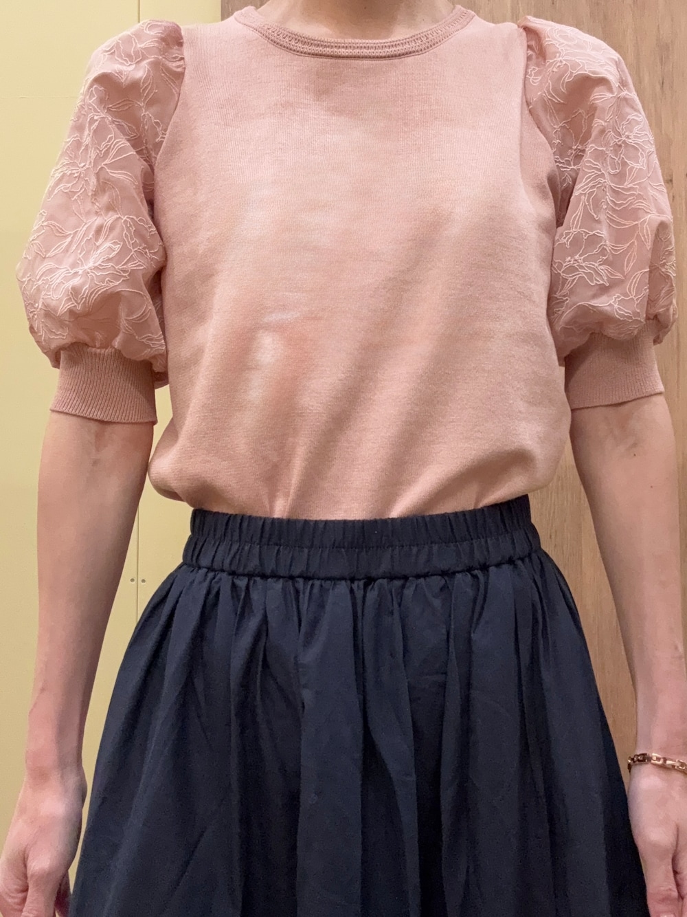 ブラウン系のパンプス、ピンク系のニット/セーター、ブルー系のスカートを着用したレディースの春コーディネートの5枚目の写真