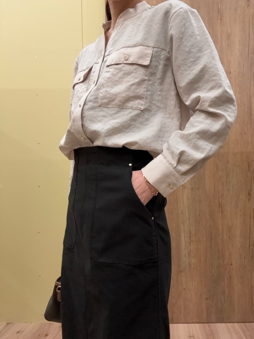 ブラック系のトートバッグ、ベージュ系のパンプス、ベージュ系のシャツ/ブラウスを着用したレディースの春コーディネートの4枚目の写真
