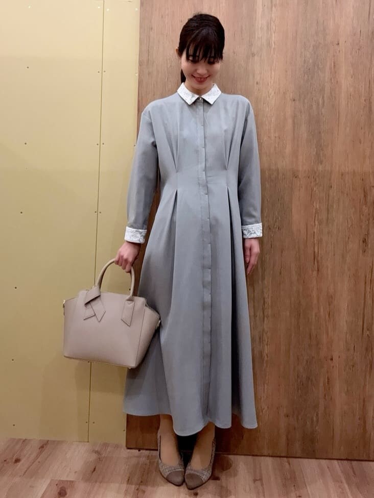 ブラウン系のパンプス、グレー系のその他パンツ、ベージュ系のトートバッグを着用したレディースの冬コーディネートの6枚目の写真