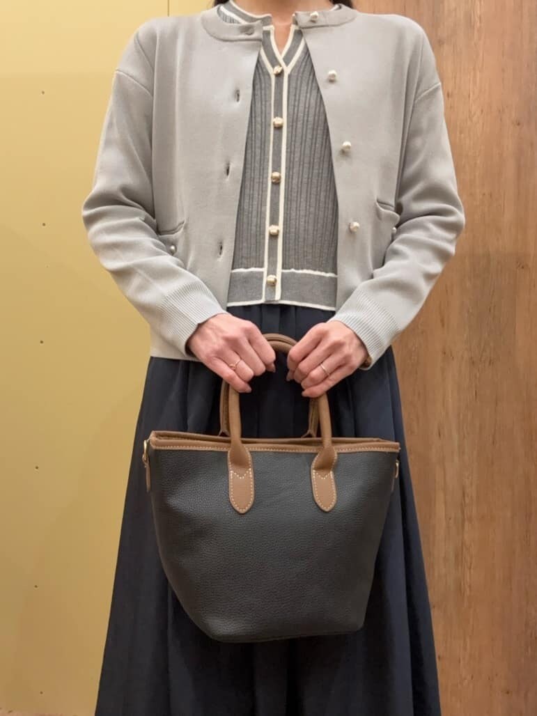 グレー系のワンピース、グレー系のカーディガン/ボレロ、ブラック系のトートバッグを着用したレディースの春コーディネートの4枚目の写真