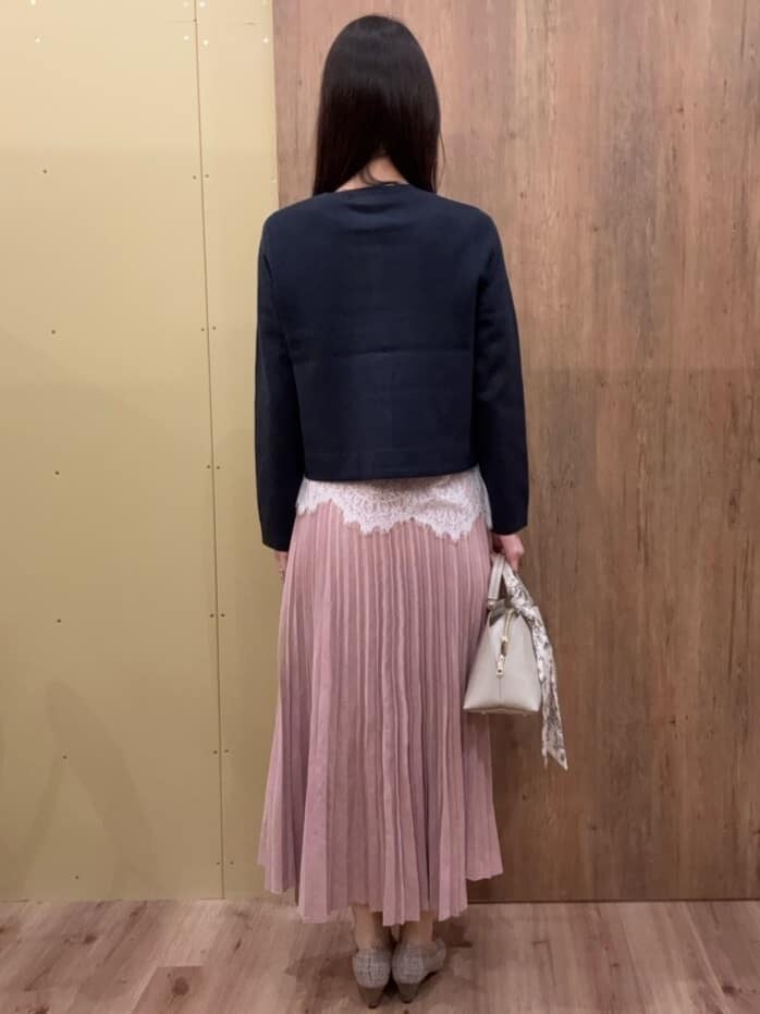 ブルー系のカーディガン/ボレロ、ホワイト系のTシャツ/カットソー、ピンク系のスカートを着用したレディースの冬コーディネートの3枚目の写真