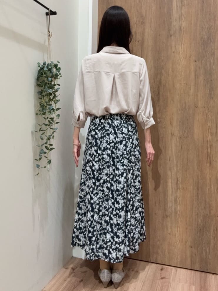 ブラウン系のパンプス、ブルー系のスカート、ピンク系のカーディガン/ボレロを着用したレディースの春コーディネートの7枚目の写真