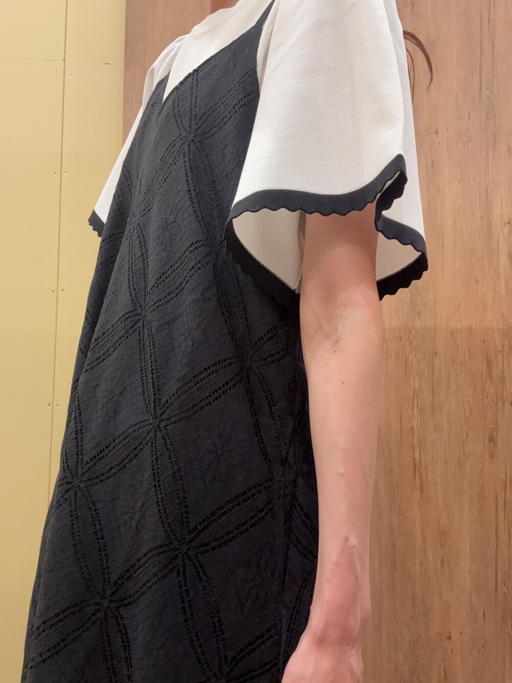 ベージュ系のパンプス、ブラック系のワンピース、ホワイト系のニット/セーターを着用したレディースの春コーディネートの4枚目の写真