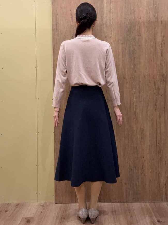 ブラウン系のパンプス、ブルー系のスカート、ブルー系のカーディガン/ボレロを着用したレディースの春コーディネートの7枚目の写真
