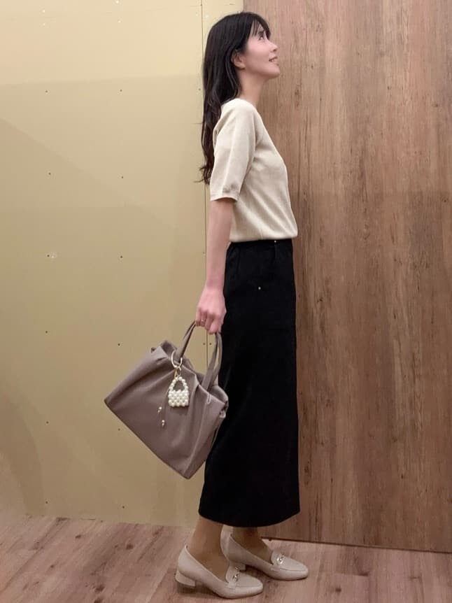 ベージュ系のパンプス、ブラウン系のトートバッグ、ブラック系のシャツ/ブラウスを着用したレディースの春コーディネートの8枚目の写真