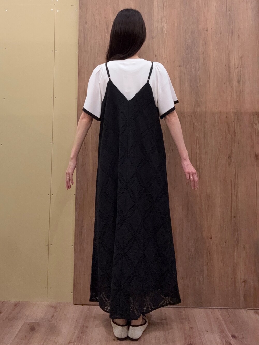 ベージュ系のパンプス、ブラック系のワンピース、ホワイト系のニット/セーターを着用したレディースの春コーディネートの3枚目の写真