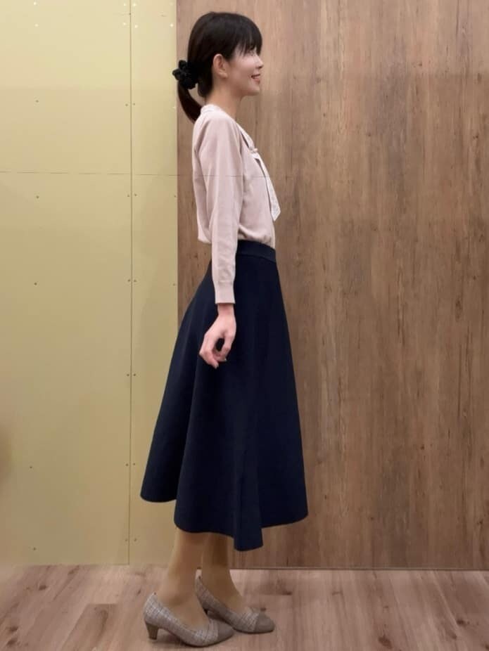 ブラウン系のパンプス、ブルー系のスカート、ブルー系のカーディガン/ボレロを着用したレディースの春コーディネートの6枚目の写真