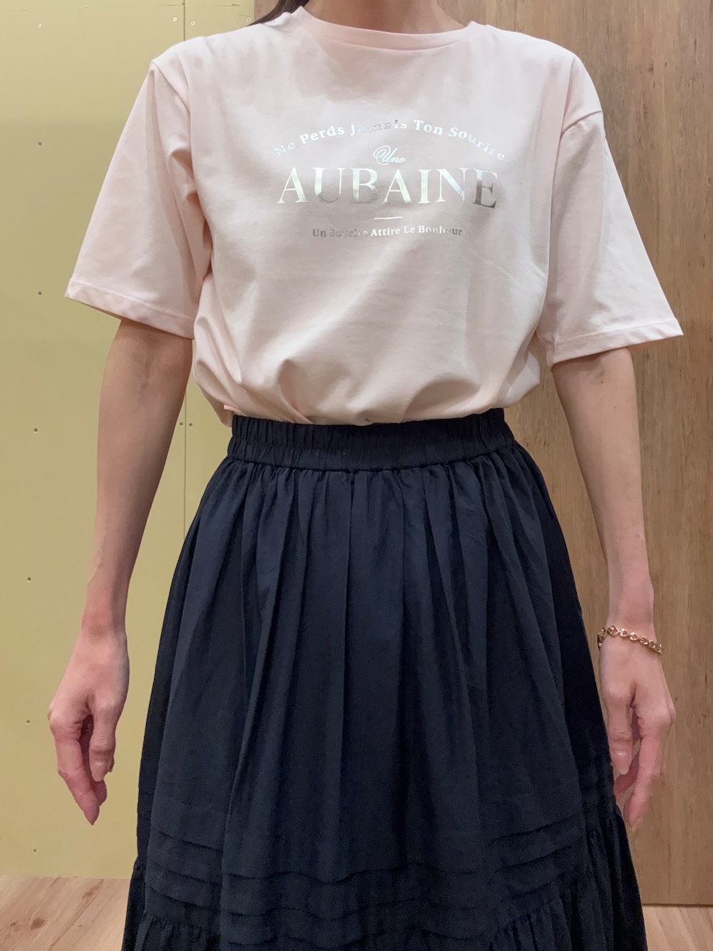 ブルー系のテーラードジャケット、ピンク系のTシャツ/カットソー、ピンク系のシャツ/ブラウスを着用したレディースの春コーディネートの4枚目の写真
