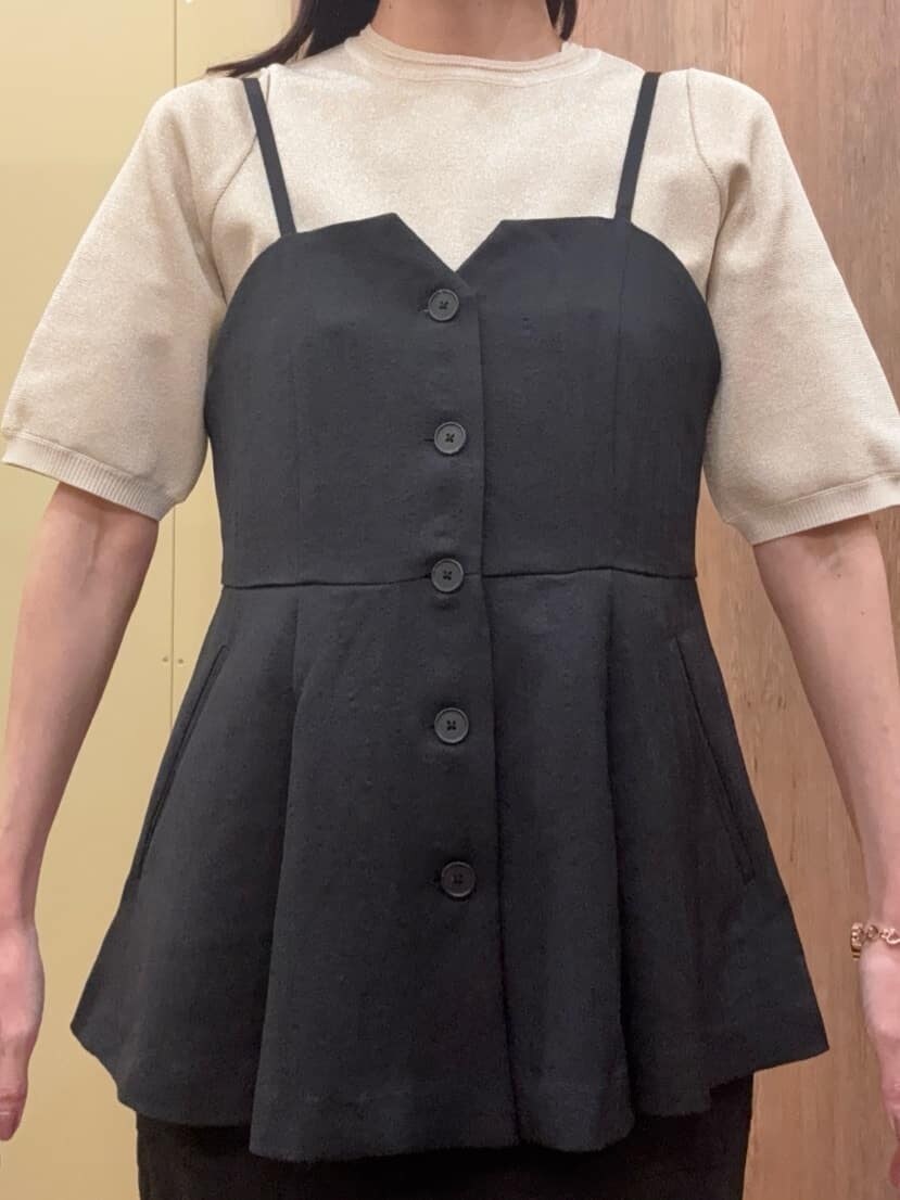 ベージュ系のパンプス、ブラウン系のトートバッグ、ブラック系のシャツ/ブラウスを着用したレディースの春コーディネートの4枚目の写真