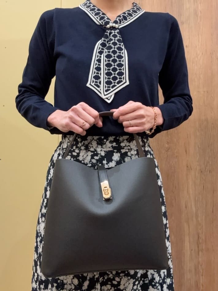 ブラック系のその他パンツ、ブラック系のハンドバッグ、ブルー系のスカートを着用したレディースの春コーディネートの5枚目の写真