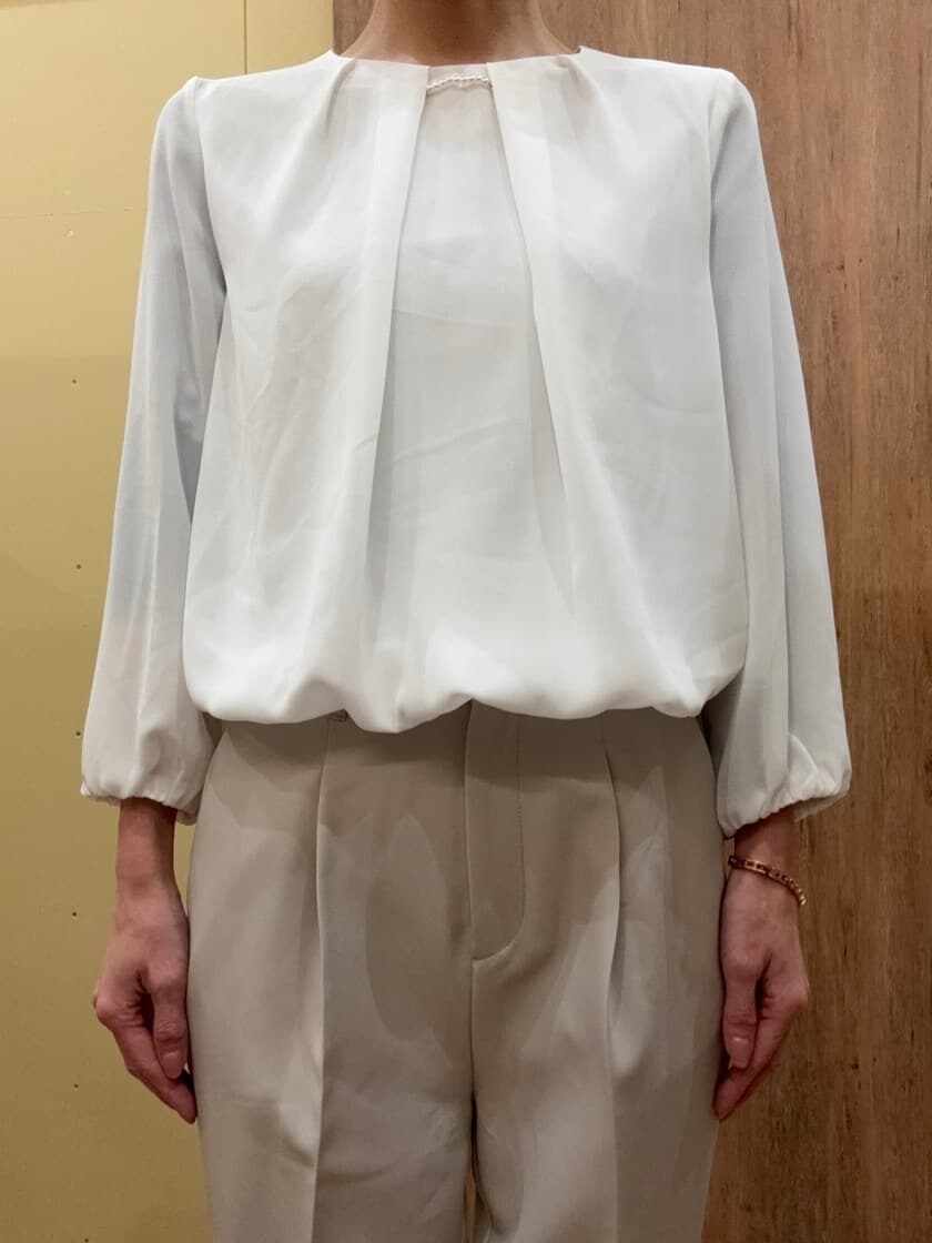 ブラック系のパンプス、ベージュ系のその他パンツ、ホワイト系のシャツ/ブラウスを着用したレディースの春コーディネートの5枚目の写真