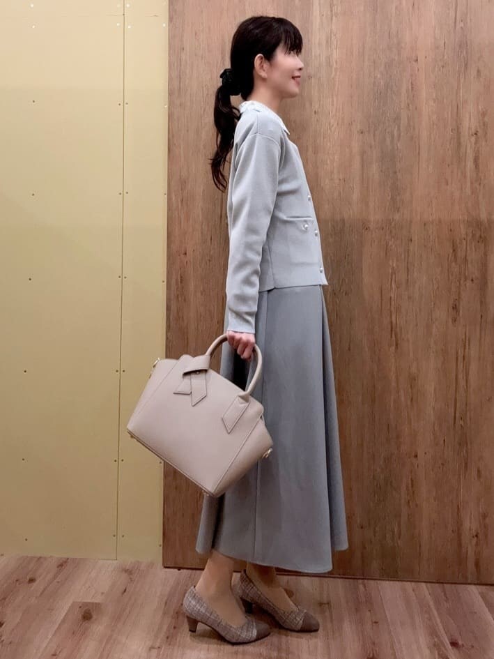 ブラウン系のパンプス、グレー系のその他パンツ、ベージュ系のトートバッグを着用したレディースの冬コーディネートの2枚目の写真