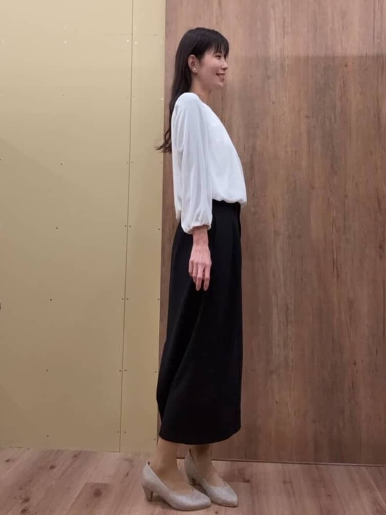ベージュ系のパンプス、ホワイト系のシャツ/ブラウス、ブラック系のスカートを着用したレディースの春コーディネートの2枚目の写真