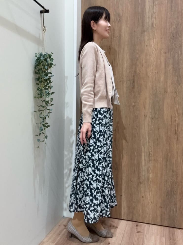 ブラウン系のパンプス、ブルー系のスカート、ピンク系のカーディガン/ボレロを着用したレディースの春コーディネートの2枚目の写真