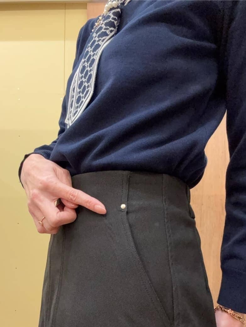 グレー系のショルダーバッグ、ベージュ系のパンプス、ブルー系のニット/セーターを着用したレディースの春コーディネートの5枚目の写真