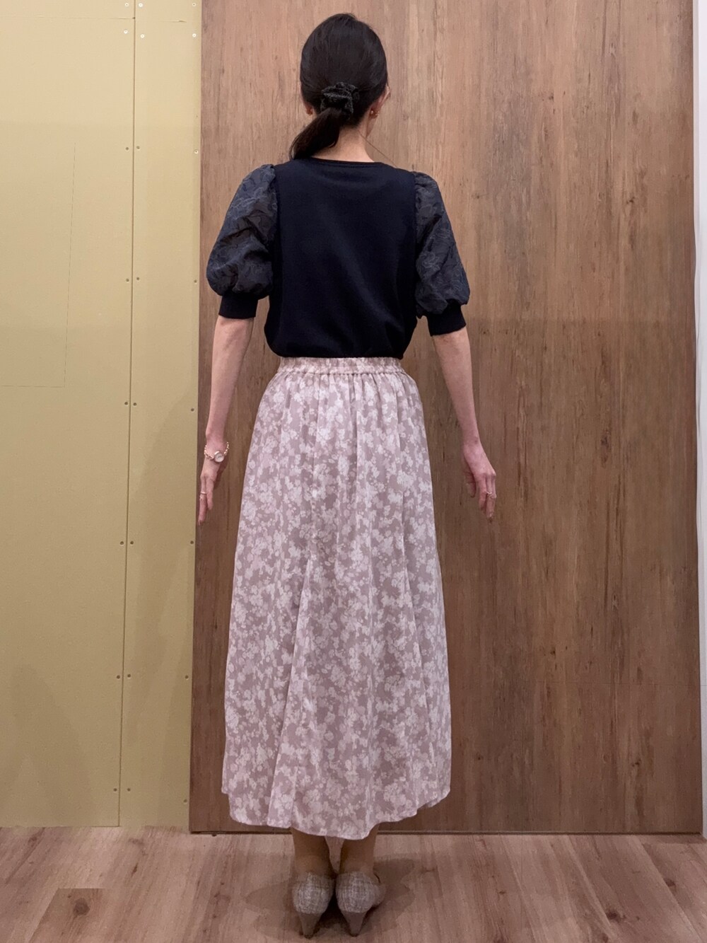 ブラウン系のパンプス、ピンク系のスカート、ブルー系のニット/セーターを着用したレディースの春コーディネートの3枚目の写真