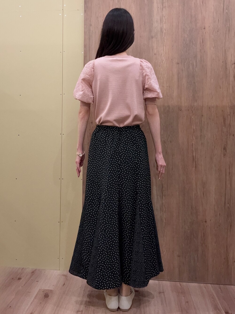 ベージュ系のその他シューズ、ピンク系のニット/セーター、ブラック系のスカートを着用したレディースの春コーディネートの3枚目の写真