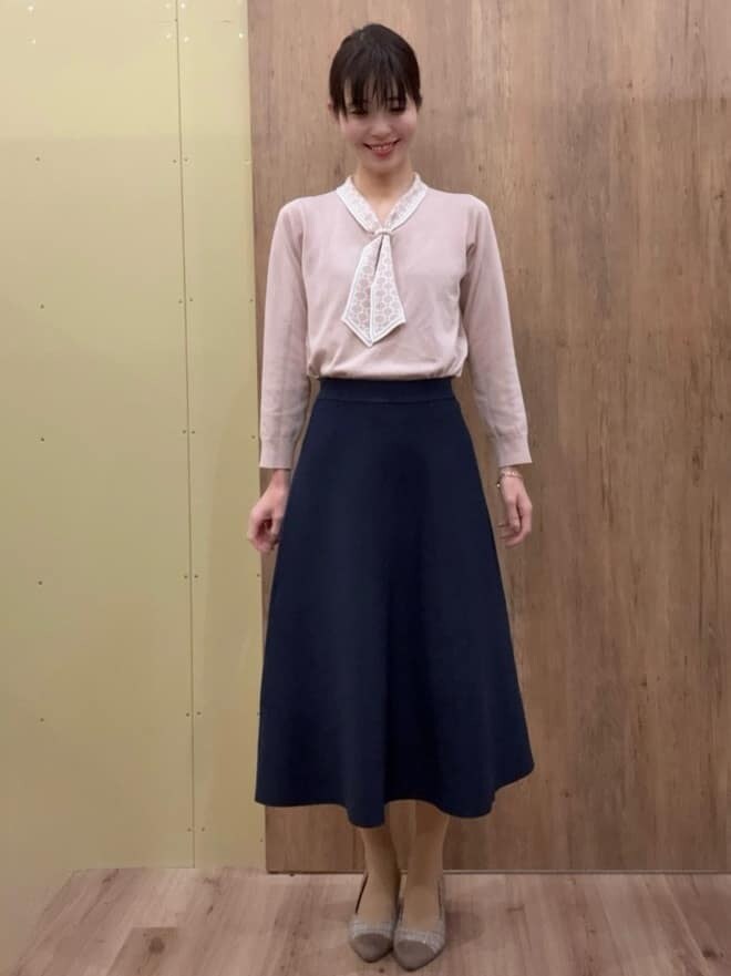 ブラウン系のパンプス、ブルー系のスカート、ブルー系のカーディガン/ボレロを着用したレディースの春コーディネートの5枚目の写真