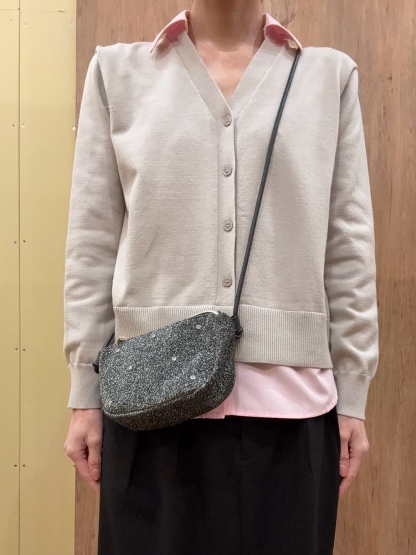ベージュ系のパンプス、ブラック系のスカート、グレー系のその他パンツを着用したレディースの冬コーディネートの5枚目の写真