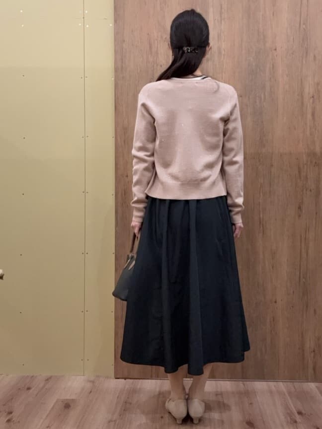 ホワイト系のワンピース、ブラック系のトートバッグ、ベージュ系のパンプスを着用したレディースの春コーディネートの3枚目の写真