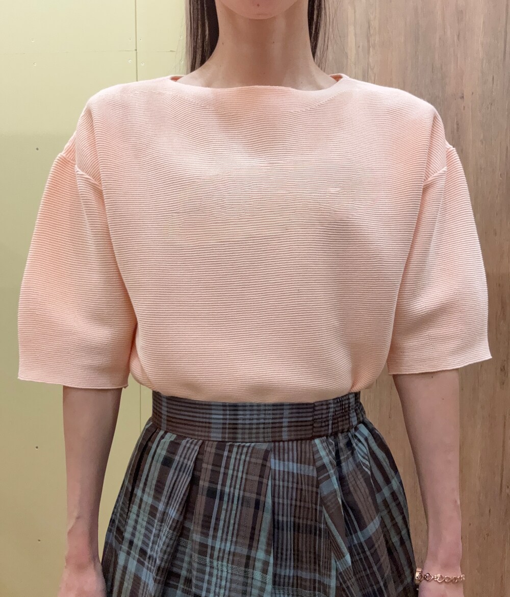ブラウン系のパンプス、ブラウン系のスカート、ピンク系のニット/セーターを着用したレディースの春コーディネートの4枚目の写真
