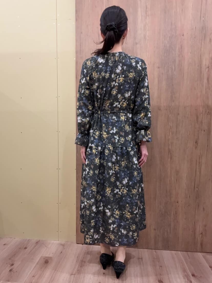 ブラック系のパンプス、シルバー系のショルダーバッグ、グリーン系のワンピースを着用したレディースの冬コーディネートの8枚目の写真